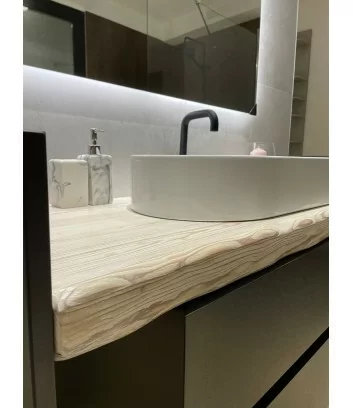 dettaglio top in legno massello su mobile bagno dallo stile industrial