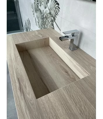 dettaglio lavabo in resina effetto legno