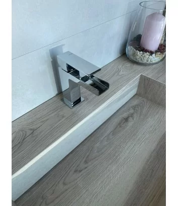 dettaglio lavabo con vasca integrata effetto legno