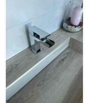 détail de lavabo effet bois vasque integrèe