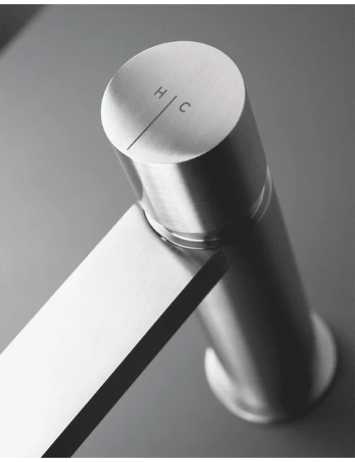 détail de mitigeur de lavabo haute Axis en acier inoxydable