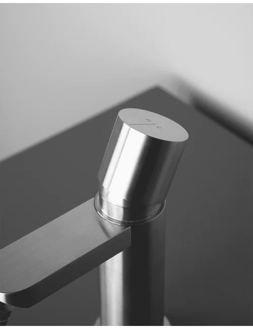 dettaglio monocomando miscelatore bidet serie Axis in acciaio inox