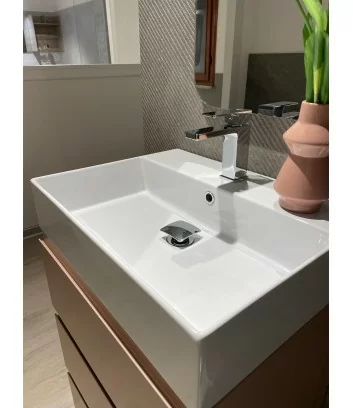 dettaglio mobile bagno rosa cipria con lavabo
