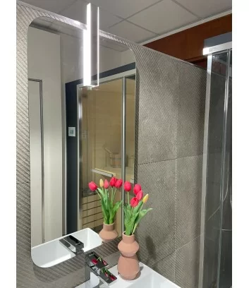 dettaglio specchio con luce led mobile bagno rosa cipria