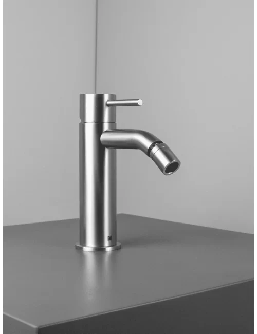 image lateral mitigeur bidet serie Smith en acier inox