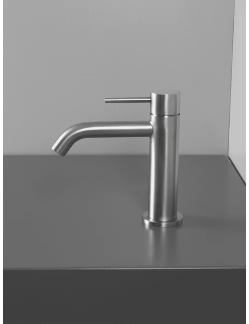 miscelatore monocomando Marley per lavabo in acciaio inox di Super Inox vista di profilo