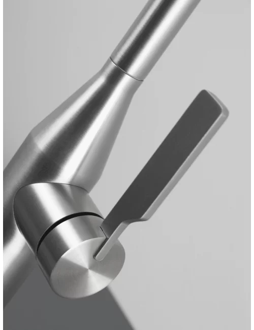 dettaglio monocomando Miscelatore cucina in acciaio inox serie Papillon con canna tonda flessibile con molla