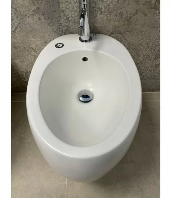 vue d'en haut de bidet blanc mat serie cloud de Rak ceramics