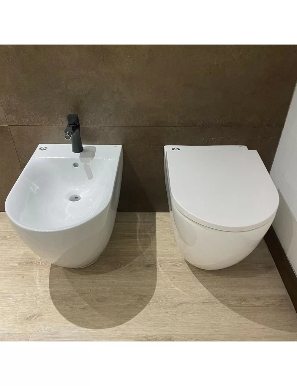 glossy white floor-standing couple of sanitary ware by Rak Des