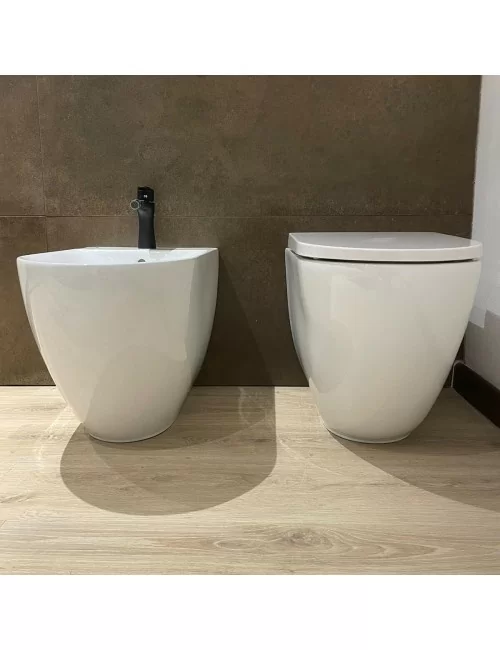 coppia di sanitari Rak Des a terra bianco lucido vista frontale