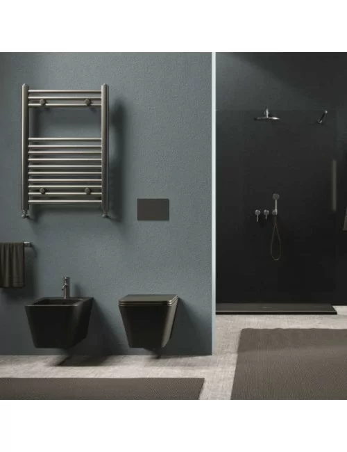 Ambiente con bidet e wc sospesi neri opachi della linea Hide Square