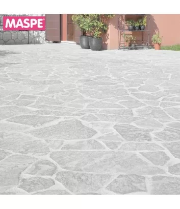 detail of the courtyard with Caravaggio natural stone pavement - Maspe