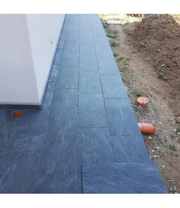 piastrella in gres da esterno grigio scuro