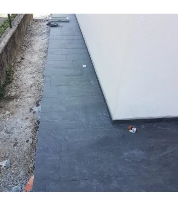 marciapiede esterno con piastrelle in gres grigio scuro antiscivolo