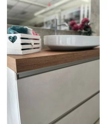 dettaglio top in legno di un mobile a terra con due cassettoni effetto cemento