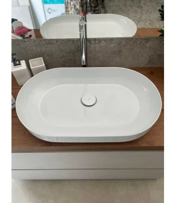 dettaglio lavabo d'appoggio ovale posato su un mobile bagno a terra con doppio cassettone