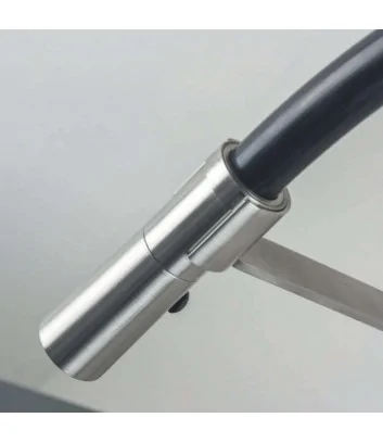 dettaglio doccetta miscelatore cucina serie Dylan in acciaio inox con canna tonda flessibile