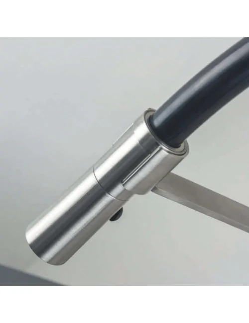 detail de mitigeur de douchette de cuisine serie Dylan en acier inox avec bec ronde et douchette