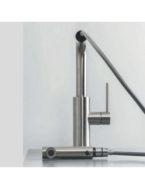 detail douchette extraite mélangeur de cuisine en acier inox 316L serie Dylan cod. 0010028x