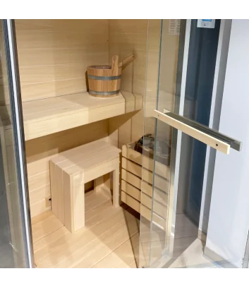Interno sauna Ethos C: dettaglio sgabellino con pietra lavica e panca