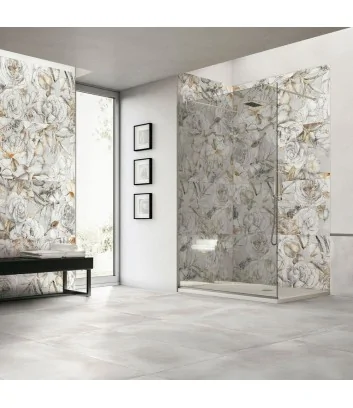 salle de bain avec décorations en carreaux Universal Mirabell