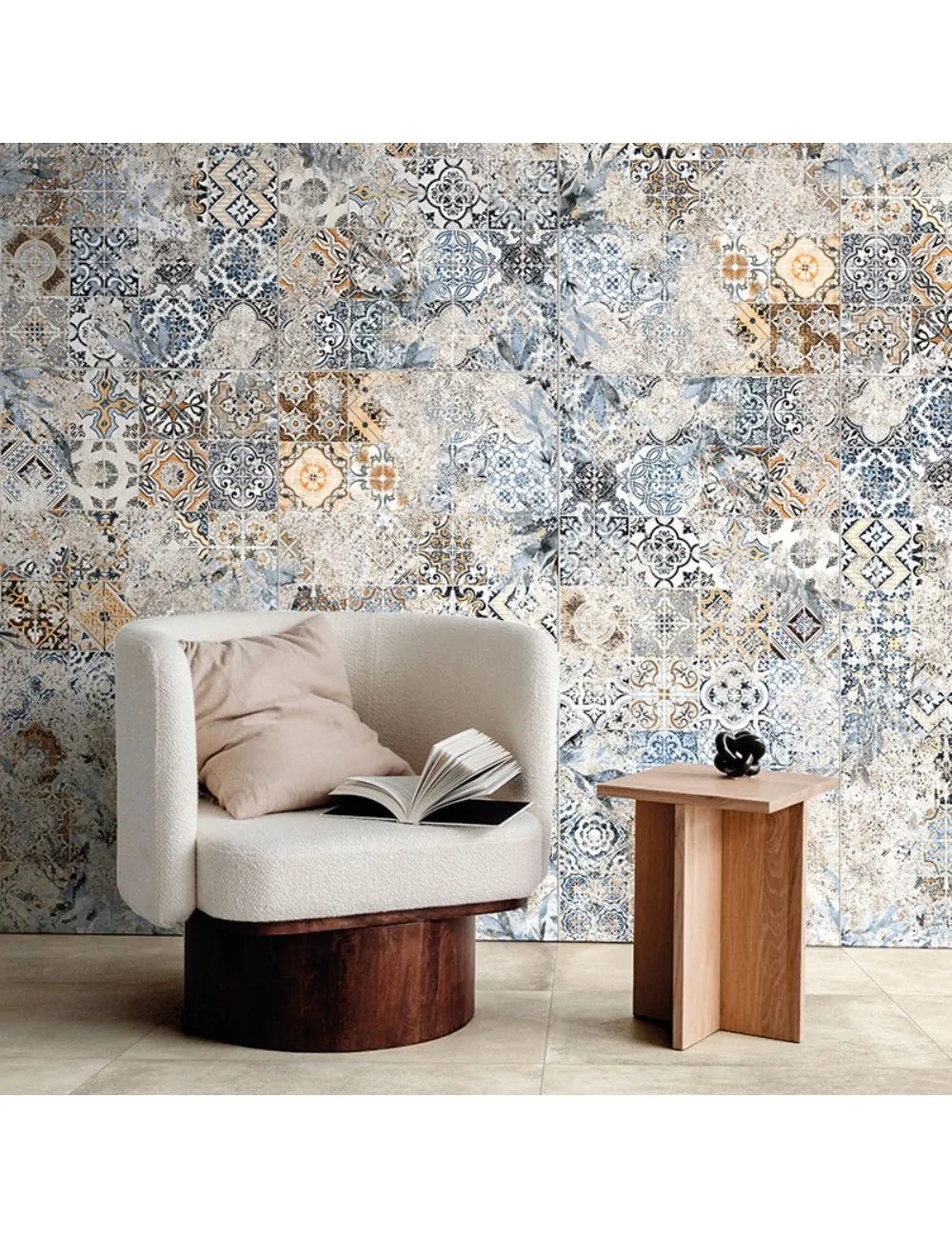 ambiente con piastrelle decoro Universal Provence