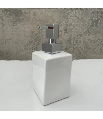 vista laterale dosatore a pompa quadra in ceramica bianca linea faul stilhaus