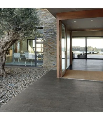 Outdoor flooring with stone-effect tiles from the Kaleido roc grey natural