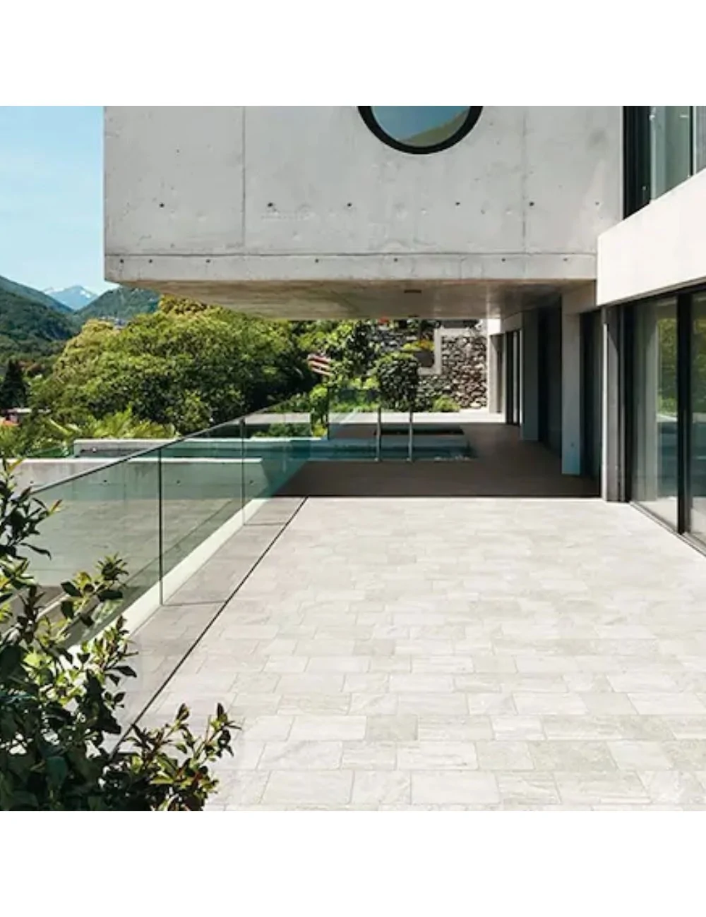 pavimentazione esterna con piastrella 2 cm color grigio crosscut linea travertino