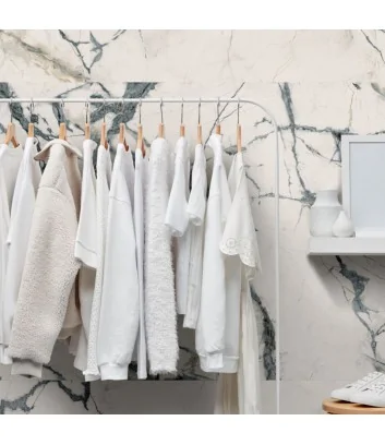 revêtement en carreaux fins « Invisible White » de The Room