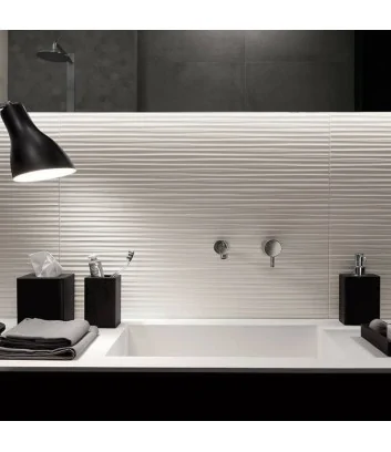 dettaglio lumina line white matt di fap ceramiche posata in rivestimento bagno