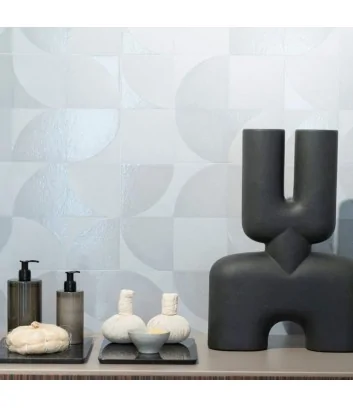 Close-up of the wall tiles featuring Mat&More Deco Azure