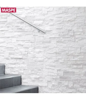 Cage d'escalier avec revêtement en pierre naturelle « Palladio » de Maspe